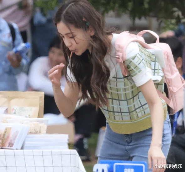 【Angelababy】杨颖逛街被小摊贩爆出价格吓一跳，下意识动作让网友直呼：可爱极了！