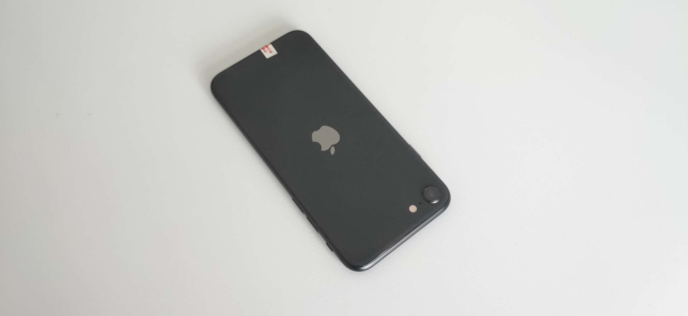 iPhone SE|82年外观设计的iPhoneSE2评测，最值得拥有的”小屏“旗舰