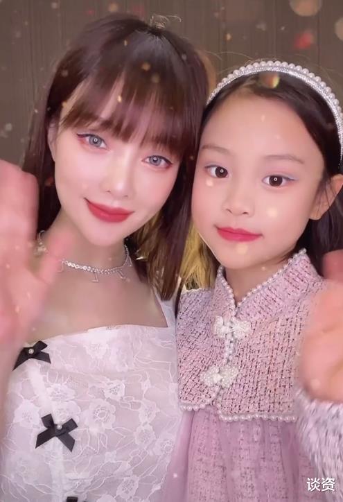 李易峰|李小璐与女儿床上打架，母女互踢扭成一团，卡通睡衣少女范十足