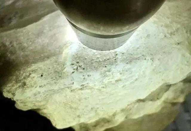 「翡翠」夜市捡漏一块木那翡翠原石毛料，当场开切，瞬间进账百万