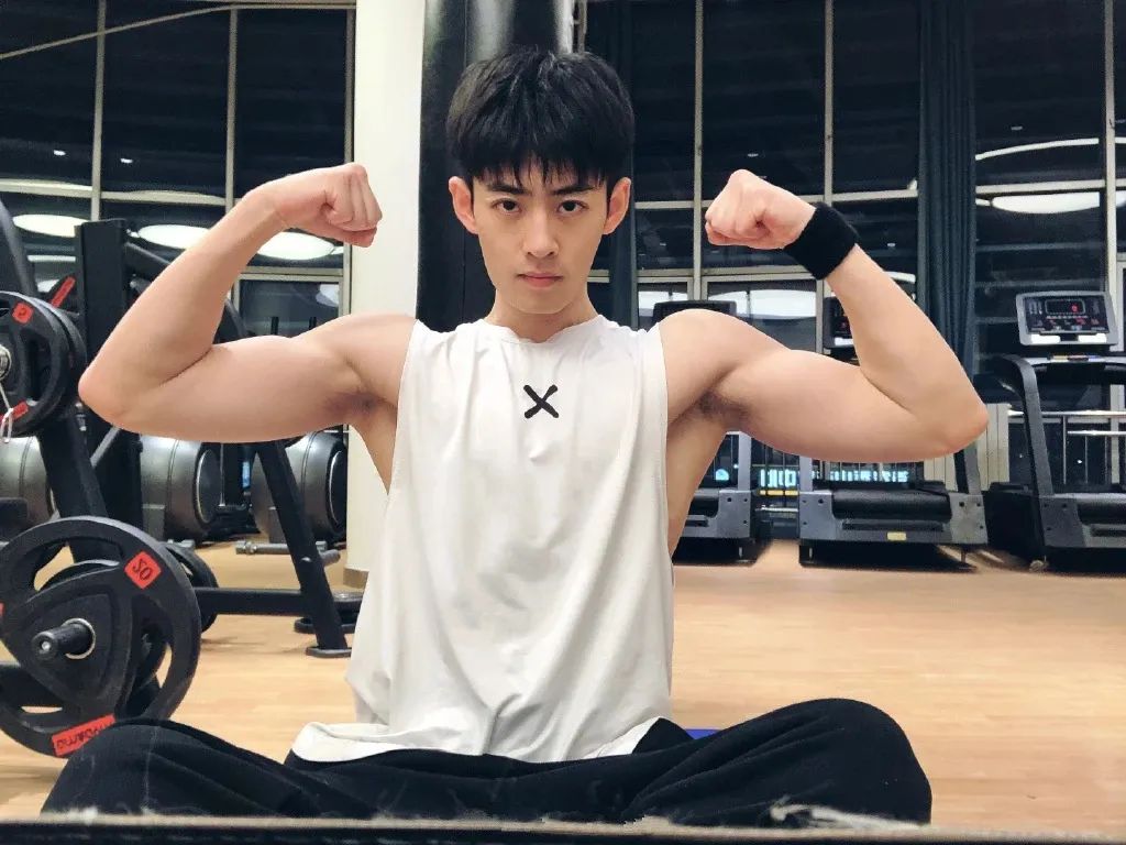 舔屏|青春阳光的小鲜肉身高180，六块腹肌引发网友疯狂舔屏