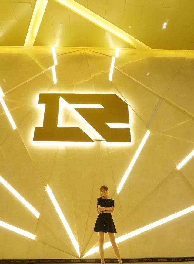 rng战队|被雪藏近半年女主持人开撕RNG,聊天记录公布,又是卡合同问题?