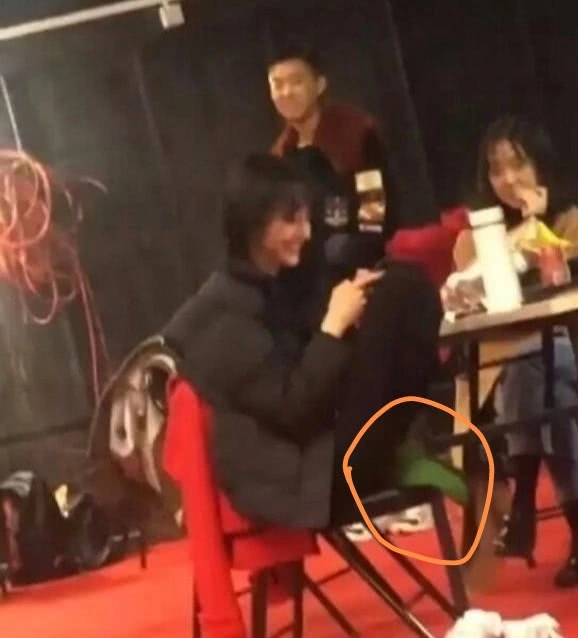 郑爽彩排生图曝光，高糊状态下依旧甜度爆表，脱鞋踩凳却引热议