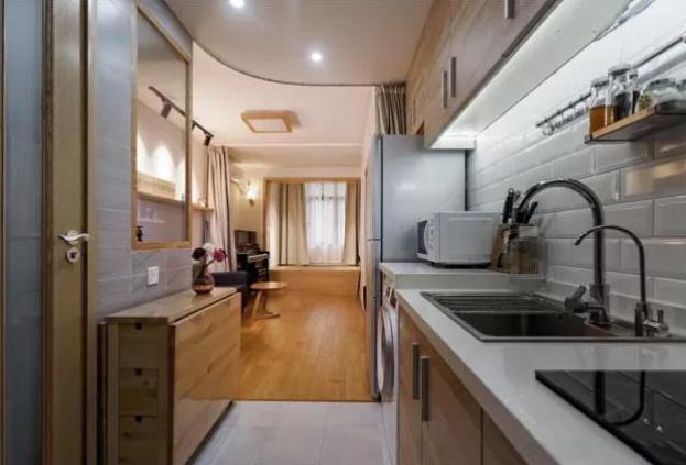 |香港31平米迷你户型,进门就有亮点,把阳台抬高一点,太机智了