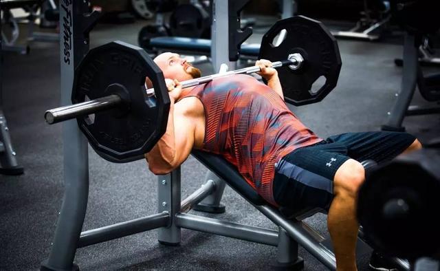 【肱三头肌】很多人卧推都做错了，导致效果不理想，这些卧推的误区你要知道