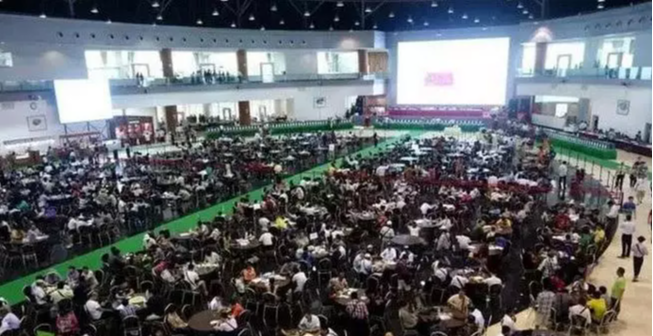 翡翠|这块翡翠毛料竟价值5.3亿人民币,你看值不值?