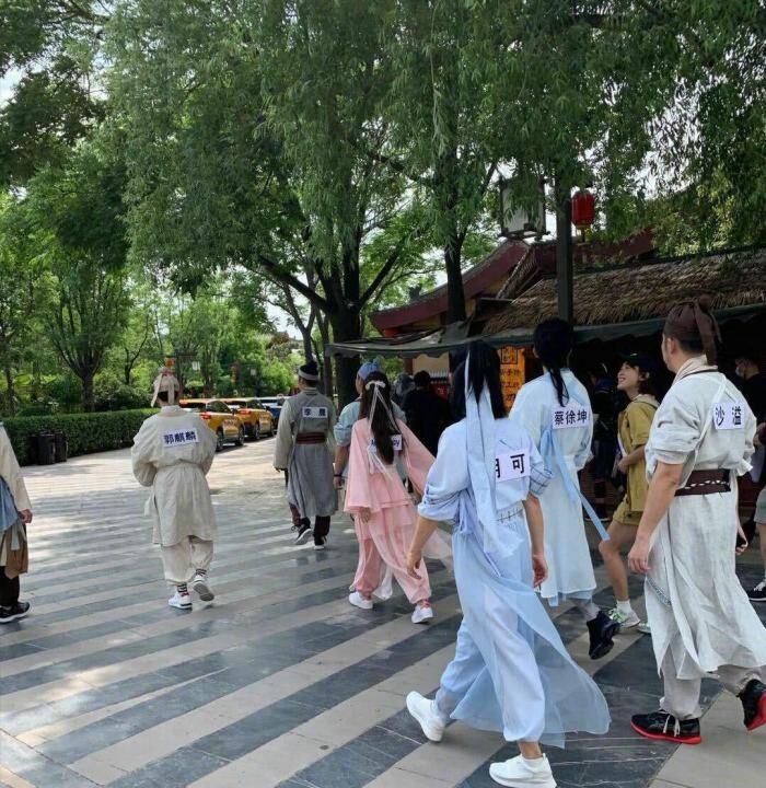 奔跑吧兄弟▲?  《奔跑吧》再放露透照，看到全体嘉宾的古装造型，baby这次又要招黑