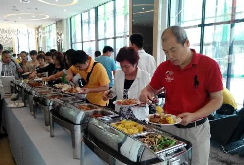 「水果」为何吃自助餐会出现“假饱”? 老板说出实情! 网友: 怪不得吃不回本