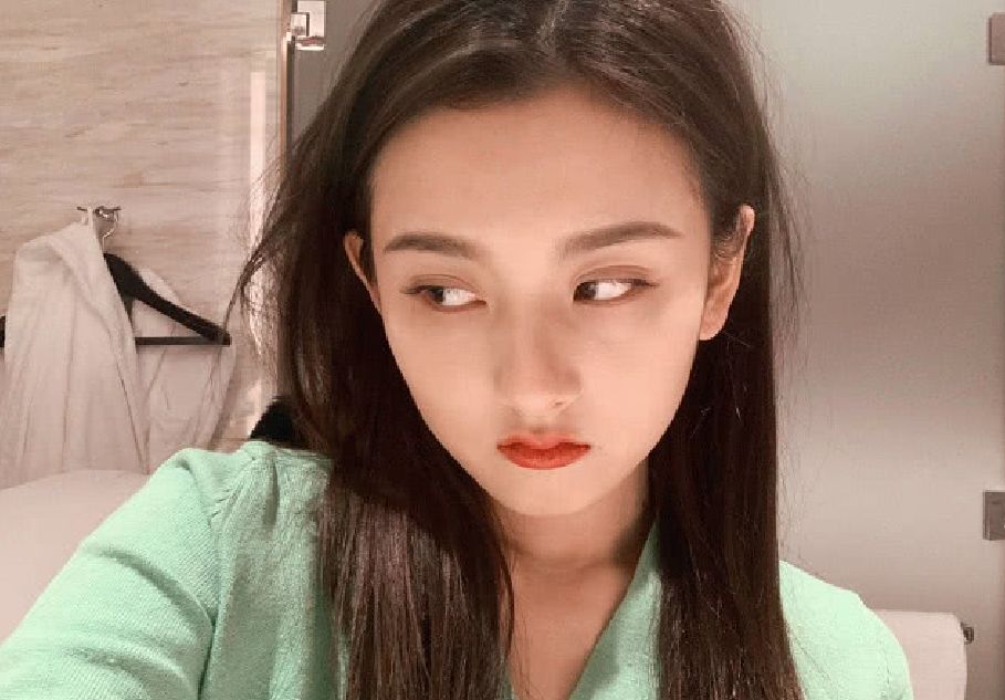宋祖儿|宋祖儿晒浴室自拍照，忘记浴袍马赛克，暴露感情状态