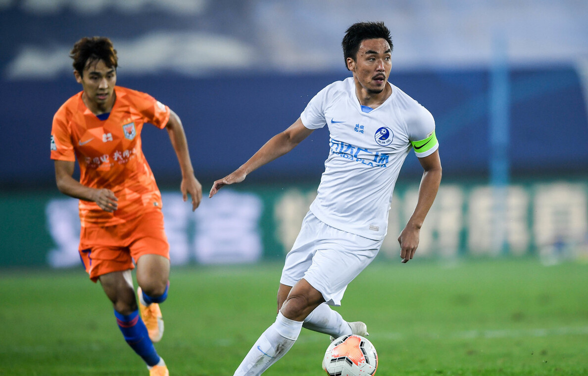 国足|贝尼特斯盛赞大连人36岁老将 赵旭日终场哨响后一幕令人动容