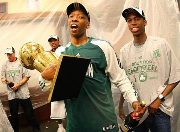 大卫·罗宾逊|拿到NBA冠军就退役：三巨星劝他出山，一复出就夺冠，夺冠后再次退役