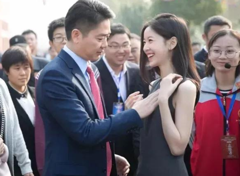 张艺谋|张艺谋相中她三次都被拒，21岁嫁千亿富商，如今26岁身价是赵薇十倍