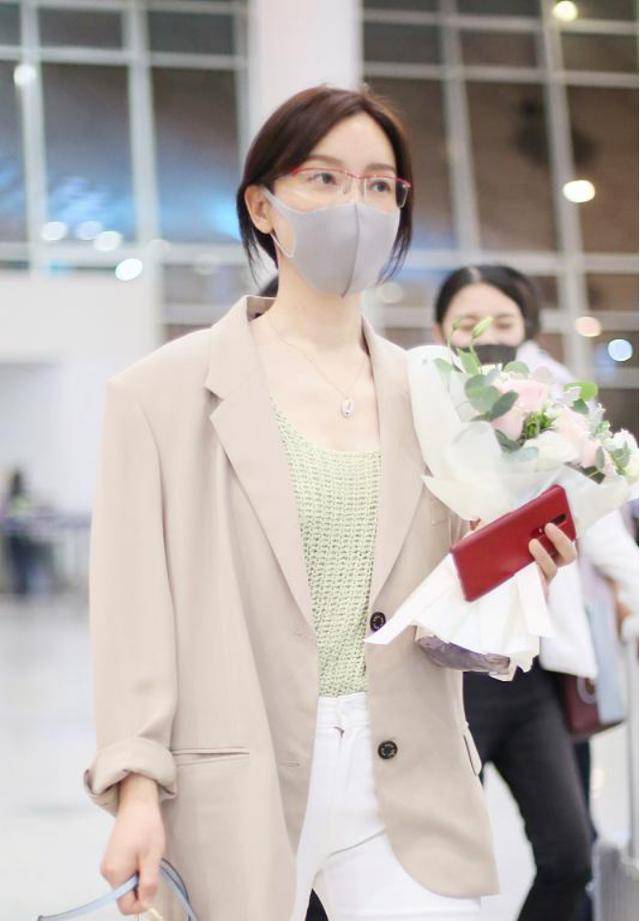 [陈数]42岁陈数真的越活越小，一身休闲少女装，“奶”的太不真实