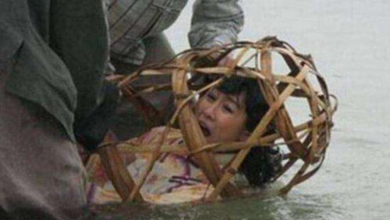 |清朝刑场现场：浸猪笼的女犯人供人参观，残忍程度让人无法想象