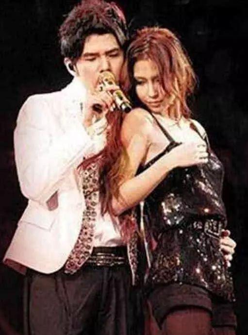 高凌风■10年前的杨颖给周杰伦做过贴身伴舞,整没整容一目了然