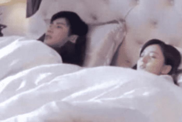 []原来“睡觉戏”都是这么拍的，看到演员的表情，这才叫演技！