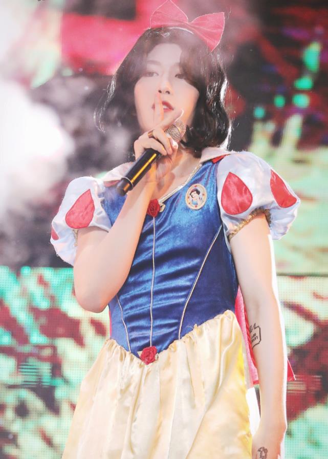 范丞丞：有种“角色扮演”叫范丞丞，扮白雪公主美如画，比女人还有味道