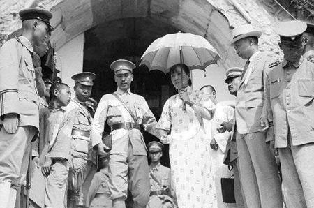 「宋美龄」与蒋经国夺权失败,宋美龄携巨款移居美国,逝世时只留下12万遗产