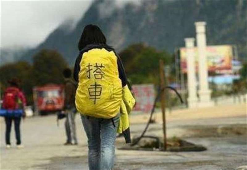 穷游|川藏线上的穷游女，向司机举牌子，为啥司机不愿停？麻烦太多了
