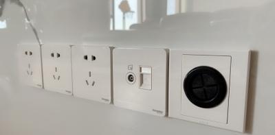 『』电视墙上需要安装几个插座？位置和尺寸是怎样的？