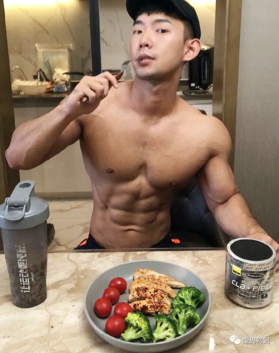 健身|杭州肌肉胸毛哥走红,正太脸金刚身太可了