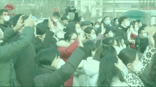 「」“出国避难的明星，打脸14亿国人”，今天，这张照片再次让我们怒不可言