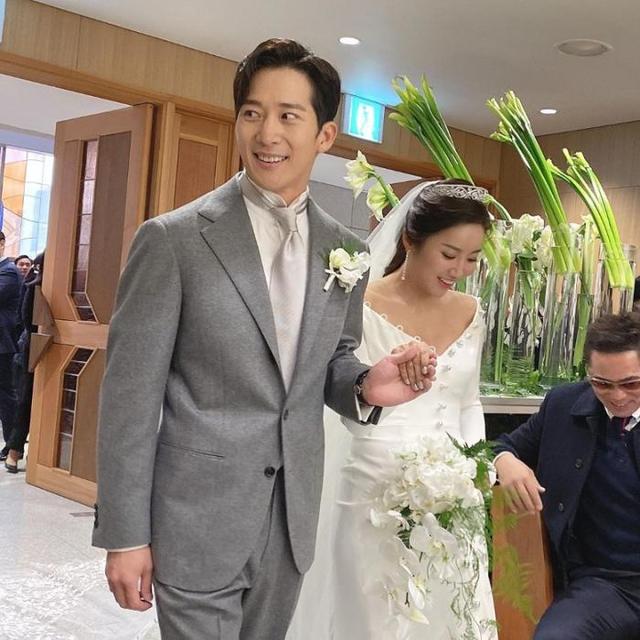 「李莞」金泰希弟弟婚后公开秀恩爱，李莞被手捧脸像小迷弟，眼神充满爱意