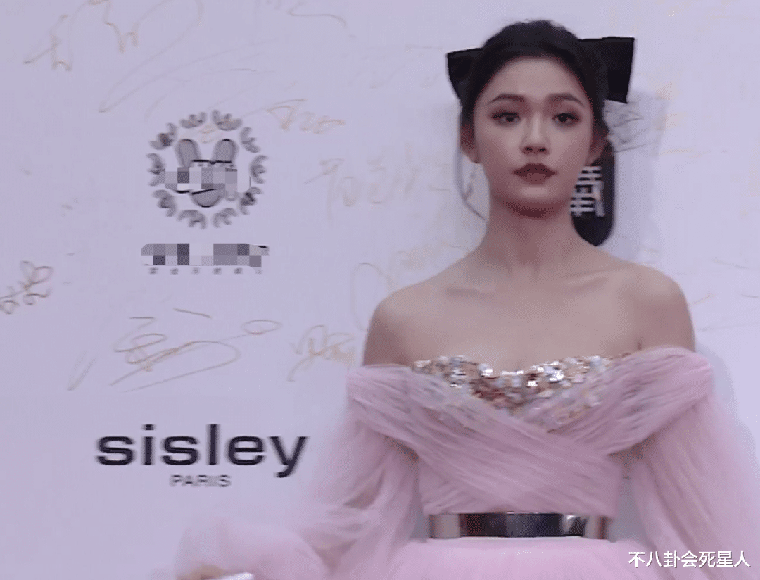 赵露思|ELLE红毯状况多:张嘉倪耳环掉了,赵露思腿粗,戚薇礼服像垃圾袋