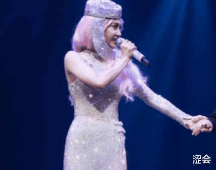 蔡依林：蔡依林穿衣太“大胆”了！当镜头拉近时，网友：未成年请闭眼