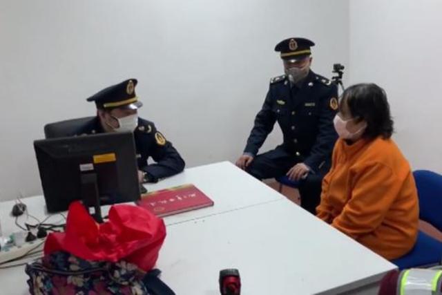 【】碗筷一应俱全，地铁上大口吃面旁若无人，女子认错：不会再这样了