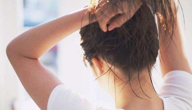 『标题党』戴了三个多月口罩，女孩照镜子崩溃，当场大哭：我以后怎么见人