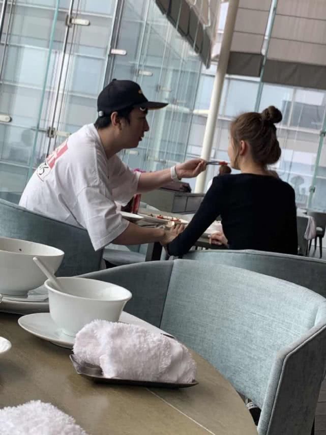 「王思聪」王思聪新女友高中素颜私照曝光,其前男友负债千万,发声暗讽两人