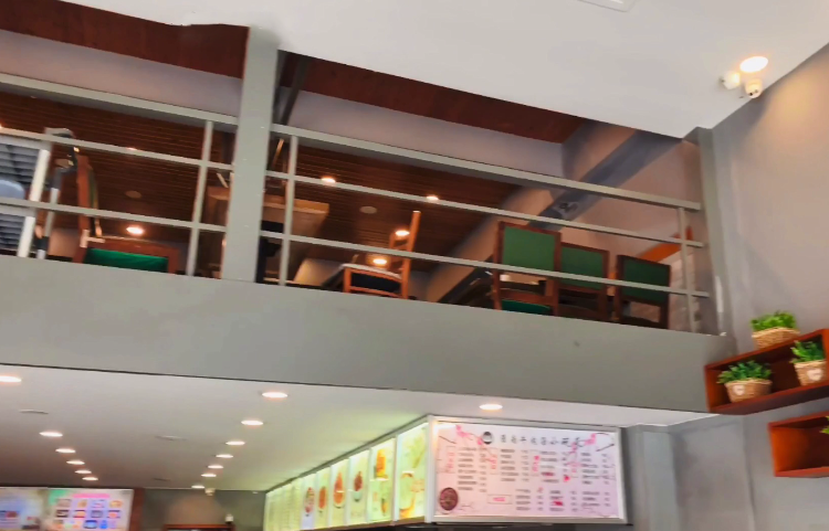 []因房东不让转租 店主将40万的装修全部砸掉 将门面恢复成毛坯房