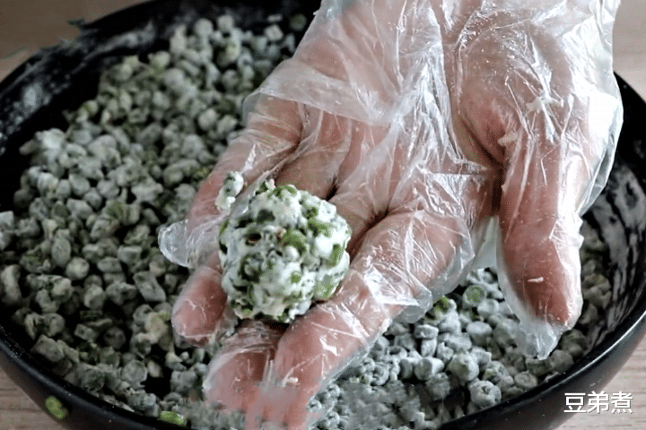 [豆角]夏天，遇到此菜再便宜也要吃，将它做成丸子，清香鲜嫩，特好吃