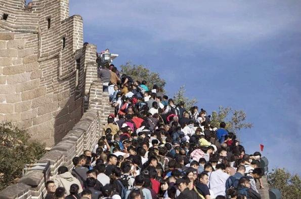 「中美」1979年,那个在长城上第一个喝可乐的小男孩,现状如何了?