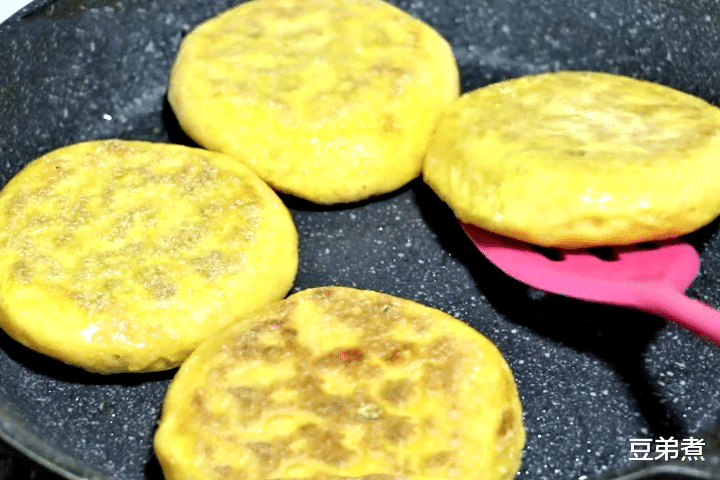 红薯|秋天，别错过这菜，做成小饼营养又好吃，5块钱做1锅，比肉饼好吃