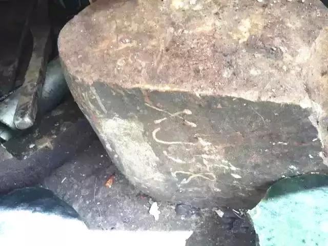 翡翠▲同样是300万切的石头，一刀下去，几家欢喜几家愁！