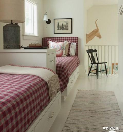 ##打个3.8米长的榻榻米，中间加个柜子一分为二，2个孩子都有地睡