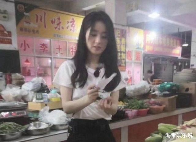 「赵丽颖」赵丽颖黄晓明现身菜市场,两人推车筐买菜超接地气,颖宝笑开了花