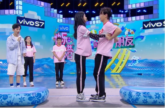 赵丽颖|赵丽颖婚后高调“炫夫”,穿名牌鞋被踩没反应,王一博看完坐不住