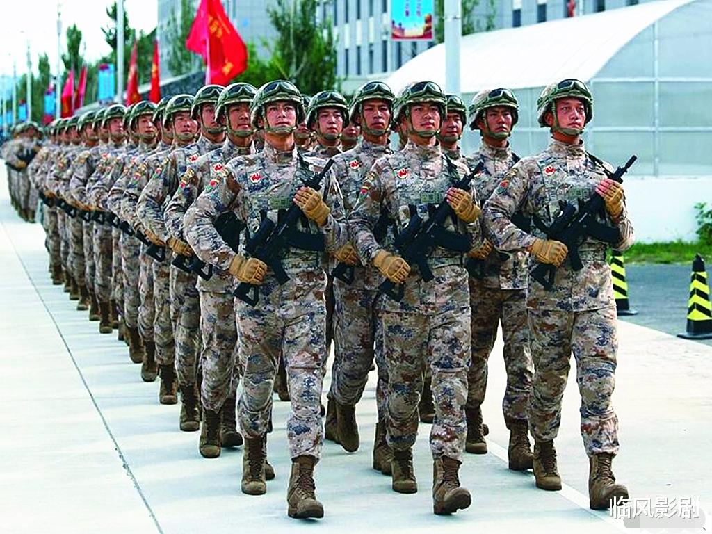 []解放军换装最新一代迷彩服，臂章采用隐形图案