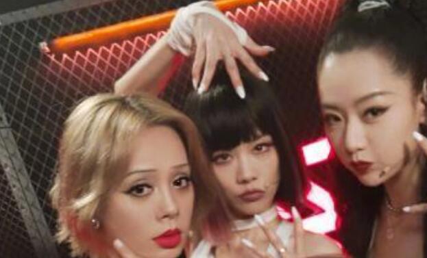 白冰|得罪了谁?白冰《乘风破浪》全身遭打码,粉丝怒怼节目组不尊重人