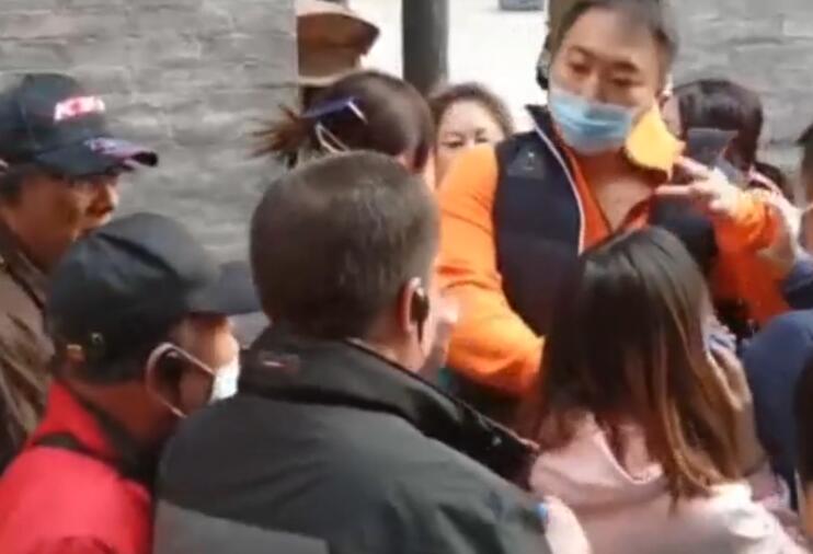 导游|棋逢对手！男游客殴打女导游，致其嘴鼻出血，游客：拦不住