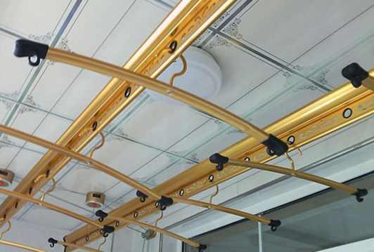 ▲阳台别再装这种晾衣架了，我家装完就后悔了，现在晾衣服就生气！