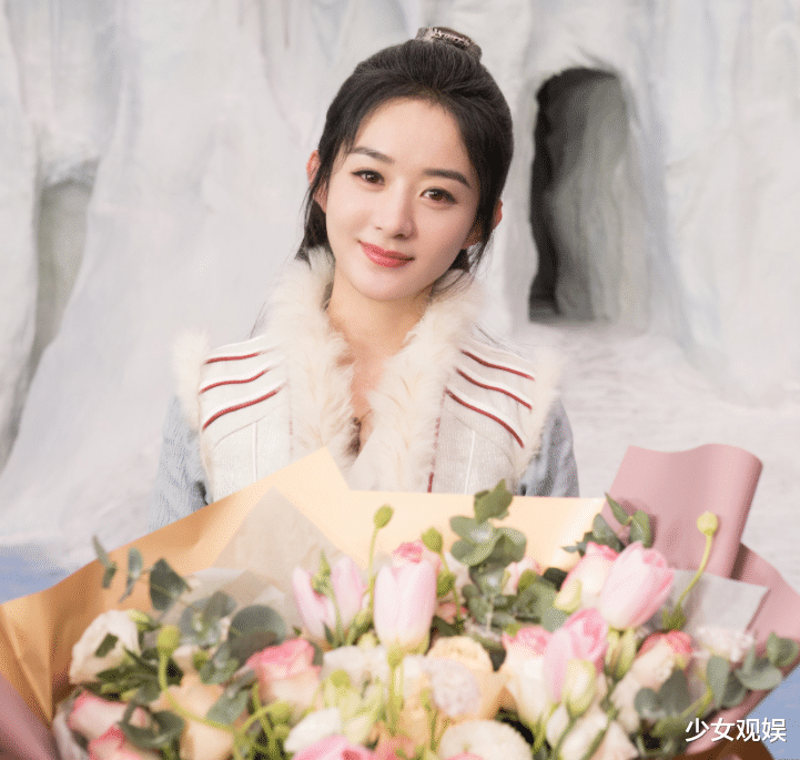 『赵丽颖』《有翡》晒主创杀青全家福，大家却在关注，32岁赵丽颖的腰部