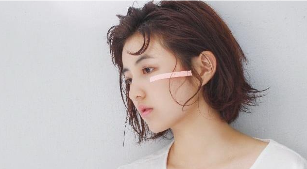 张子枫|张子枫不愧是“张不修”，晒自拍额头痘印都不p，脸上还有雀斑