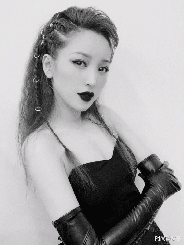 金莎|不懂金莎为何一直留刘海？看她掀起刘海后，效果堪比“整容”