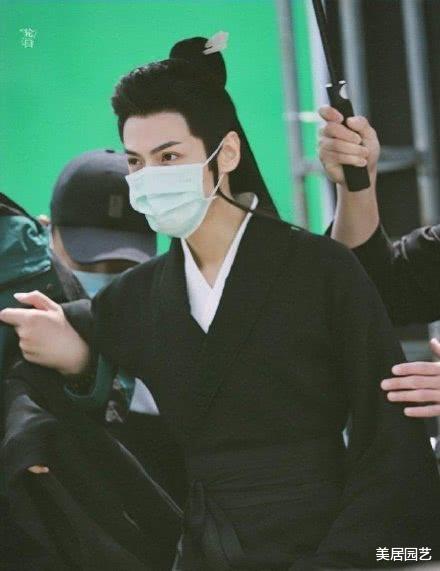 罗云熙：《皓衣行》开机，楚晚宁3套造型紫衣师尊最惊艳，看到薛蒙的龙城：稳了