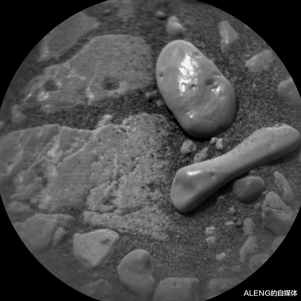 太空|7月12日,好奇号发现两块奇怪的石头:智能生物的工具?