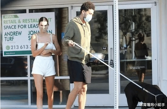 布克|布克终于受不了詹娜了，两人共同出行布克尽显疲态，詹娜神采奕奕